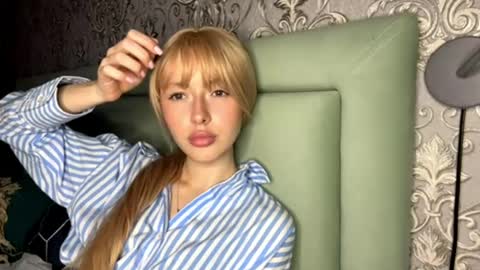 Snapshot of cutieblondyy chatting on 04.19.26 Vanessa online show from 04.19.26