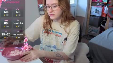 Snapshot of cutiepiealice chatting on 09.26.25 Alice online show from 09.26.25