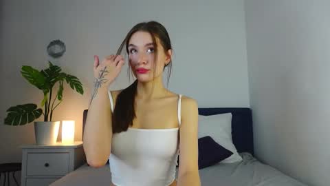 Vivienne online show from 11.04.25