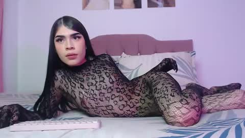 Snapshot of cuttebabe_ chatting on 10.10.25 Sophia online show from 10.10.25