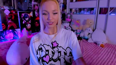 Snapshot of cuttie_ponyy chatting on 03.10.25 Nora online show from 03.10.25