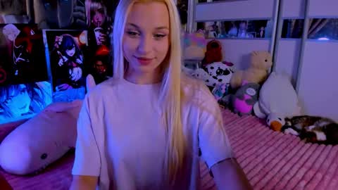 Snapshot of cuttie_ponyy chatting on 09.16.25 Nora online show from 09.16.25