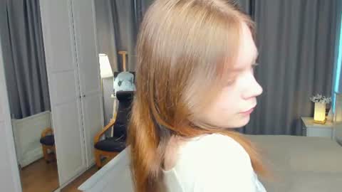 Snapshot of cuty_petite chatting on 06.26.26 Anne online show from 06.26.26