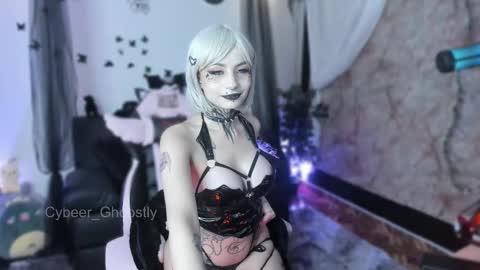 Snapshot of cybeer_ghoostly chatting on 10.09.25 Naomii online show from 10.09.25