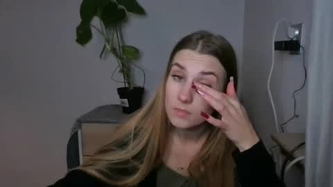 Snapshot of cyntianatural chatting on 12.13.24 CyntiaNatural online show from 12.13.24