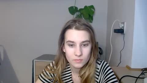 Snapshot of cyntianatural chatting on 03.09.25 CyntiaNatural online show from 03.09.25