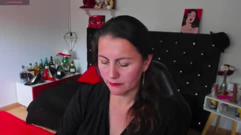 Mia  online show from 02.12.25