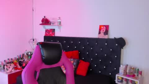 Mia  online show from 02.16.25