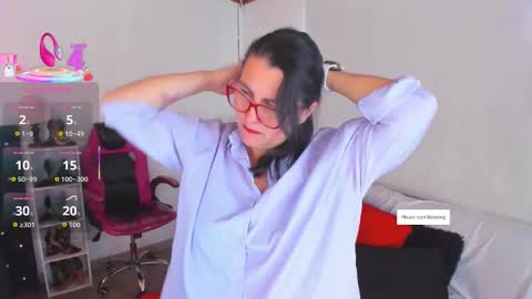 Mia  online show from 11.17.25