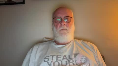 Snapshot of daddy341177 chatting on 09.24.25 daddy341177 online show from 09.24.25