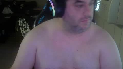 Snapshot of daddybody4u chatting on 10.28.25 daddybody4u online show from 10.28.25