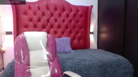Snapshot of dafne_10 chatting on 10.08.25 dafne online show from 10.08.25
