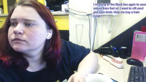 Snapshot of daisy_low chatting on 12.14.25 Alexandra online show from 12.14.25