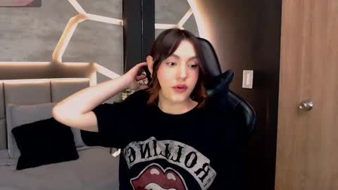 Snapshot of dakotarussell_ chatting on 12.21.25 Dakota online show from 12.21.25