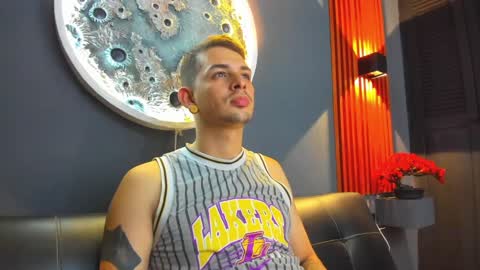 Snapshot of damian__oliver chatting on 12.17.24 Damian Oliver online show from 12.17.24