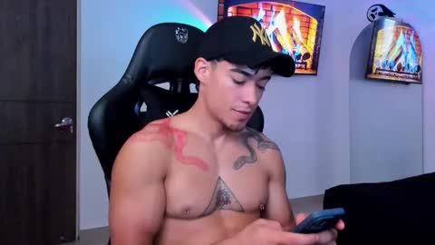 Snapshot of damian_fit chatting on 10.28.25 Damian online show from 10.28.25