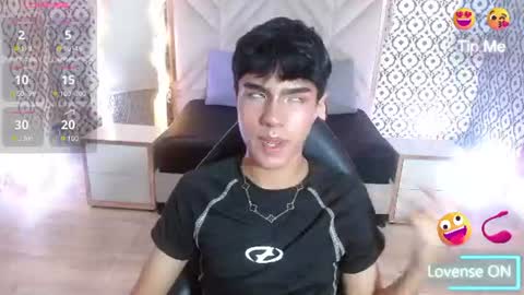 Snapshot of damian_tay1 chatting on 06.21.26 damian_tay1 online show from 06.21.26