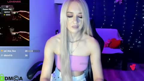 Snapshot of dances_queen chatting on 07.17.26 dances_queen online show from 07.17.26