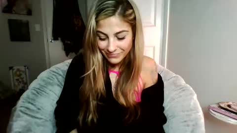 Snapshot of daniela_does chatting on 01.05.25 sarai dani online show from 01.05.25