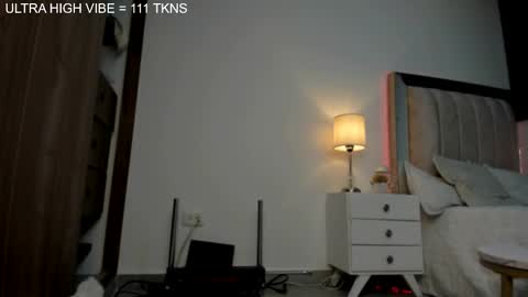  independent model   online show from 10.26.25