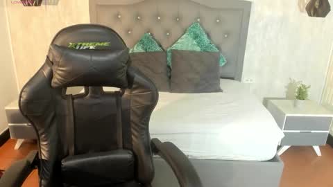 D A N I E L A   online show from 01.18.26