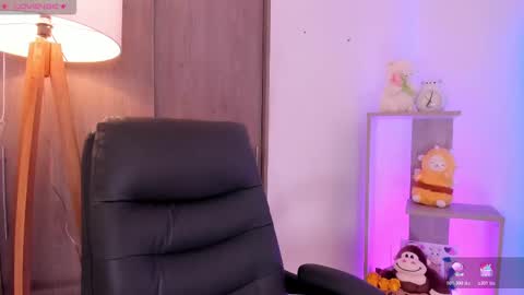 Snapshot of daniellerose_ chatting on 10.28.25 Danielle Rose online show from 10.28.25