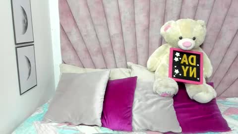 Snapshot of daniibelluci chatting on 11.27.25 DaniiBelluci online show from 11.27.25