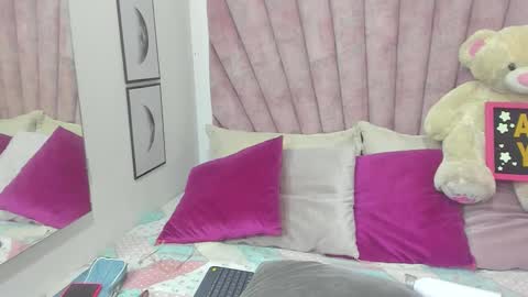 Snapshot of daniibelluci chatting on 11.28.25 DaniiBelluci online show from 11.28.25