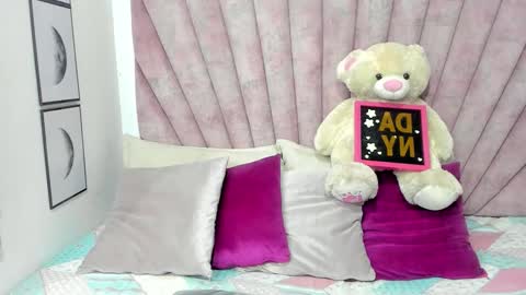 Snapshot of daniibelluci chatting on 11.30.25 DaniiBelluci online show from 11.30.25