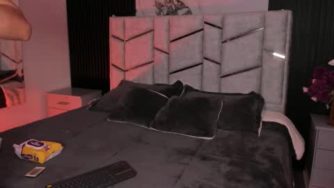 Snapshot of daniphoenixx chatting on 12.15.25 Dani Phonenix online show from 12.15.25