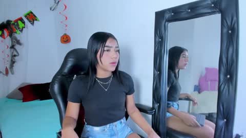 Snapshot of danka_smith chatting on 10.10.25 danka_smith online show from 10.10.25