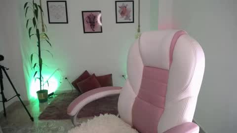 Snapshot of danna_rouse_ chatting on 04.25.26 Danna online show from 04.25.26