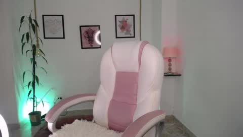 Snapshot of danna_rouse_ chatting on 04.29.26 Danna online show from 04.29.26
