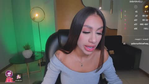 Danna Cruz  online show from 02.08.25