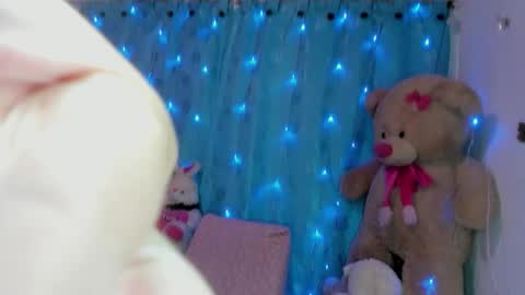 Danna Sofia jeins online show from 11.19.25