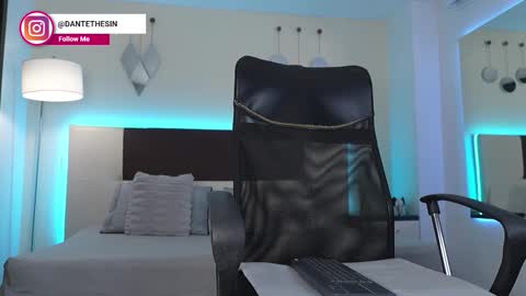 Snapshot of danteestone chatting on 11.28.25 Dante online show from 11.28.25