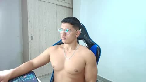 Snapshot of dantraxx chatting on 01.04.25 Dantraxx online show from 01.04.25