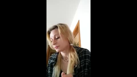 Snapshot of danuta1 chatting on 12.20.25 DD online show from 12.20.25