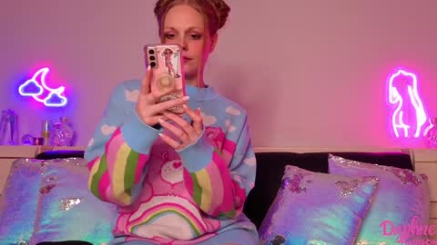 Daphne Madison online show from 11.25.25