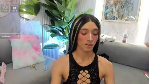 Snapshot of dara_petite_ chatting on 10.28.25 online show from 10.28.25