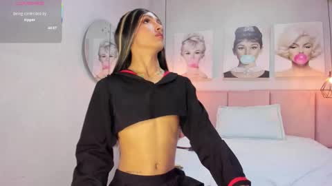 Snapshot of dara_petite_ chatting on 11.06.25 online show from 11.06.25