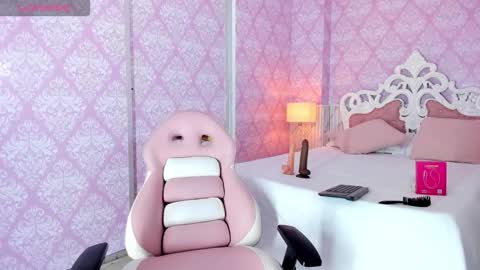 Snapshot of dara_petite_ chatting on 11.09.25 online show from 11.09.25