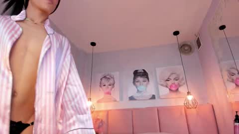 Snapshot of dara_petite_ chatting on 11.25.25 online show from 11.25.25