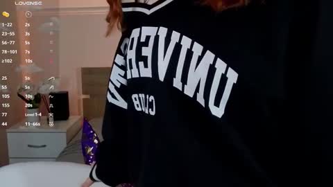 Snapshot of dark_lola_ chatting on 12.01.25 Lola online show from 12.01.25