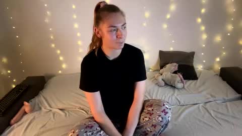 kisses4u  thanks follow me i like new follow  online show from 12.20.24