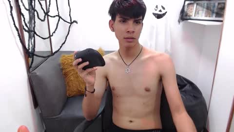 Snapshot of david_925_ chatting on 10.29.25 David online show from 10.29.25