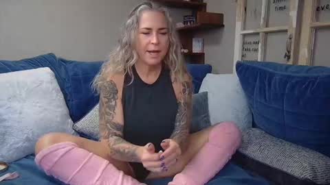 Snapshot of dd_delish chatting on 01.13.26 dd_delish online show from 01.13.26