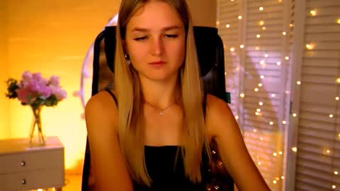 Snapshot of deboralarson chatting on 11.16.25 Debora online show from 11.16.25