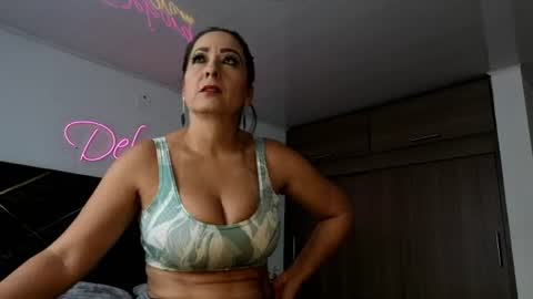 Snapshot of deboramom chatting on 06.20.26 DeboraMom online show from 06.20.26
