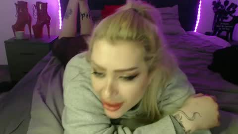 Snapshot of deewhitee chatting on 12.21.24 Jenna online show from 12.21.24